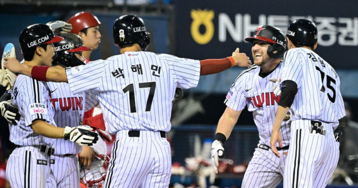 '158km' 리오스 환상 데뷔전, '솔로포+만루포' 오스틴 홈런 공동 1위, LG 난타전에서 SSG 꺾다 [잠실 리뷰]
