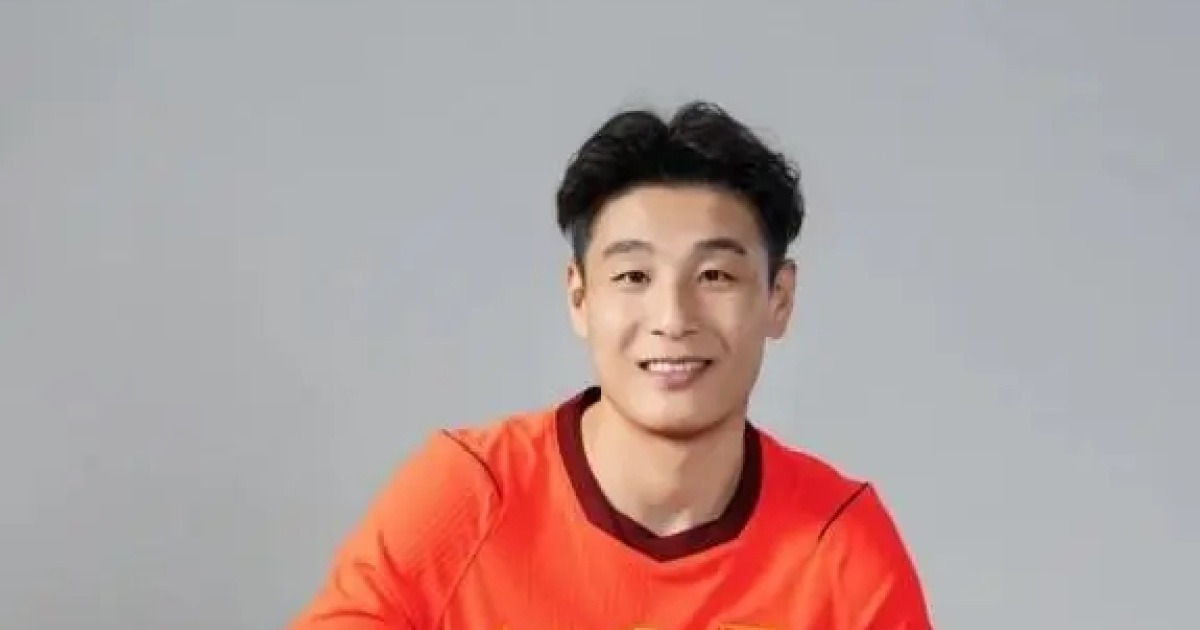 '중국의 손흥민' 엄청난 파격 대우…우레이, 16년 中 대표팀 인생 총정리 → '100' 새긴 특별 유니폼 공개
