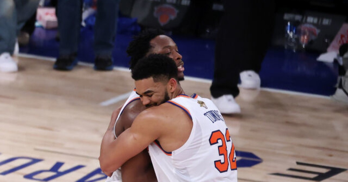 NBA 우승에 1승 남았다! 뉴욕 닉스, 29점 차 뒤집기 쇼→홈에서 샌안토니오에 大역전승…아누노비 종료 1.2초 전 역전골