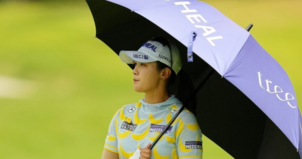 ‘아차 로컬룰’… 박현경, 경기 중 금지된 거리측정기 사용하다 실격