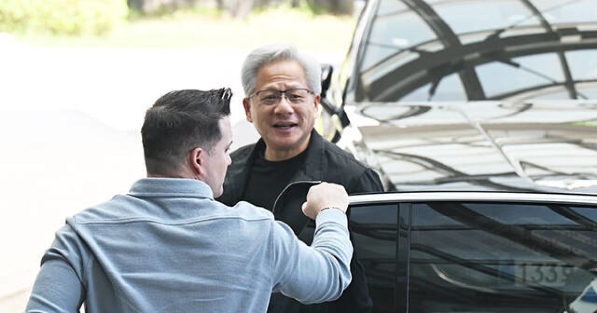 젠슨 황 방한…엔비디아 AI 생태계, 바이오 확장 기대