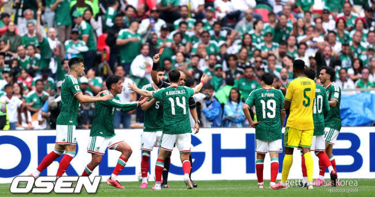 22 WC 64경기 4장→26 WC 개막전 3장, 월드컵 첫판부터 카드가 터졌다...홍명보호는 방긋