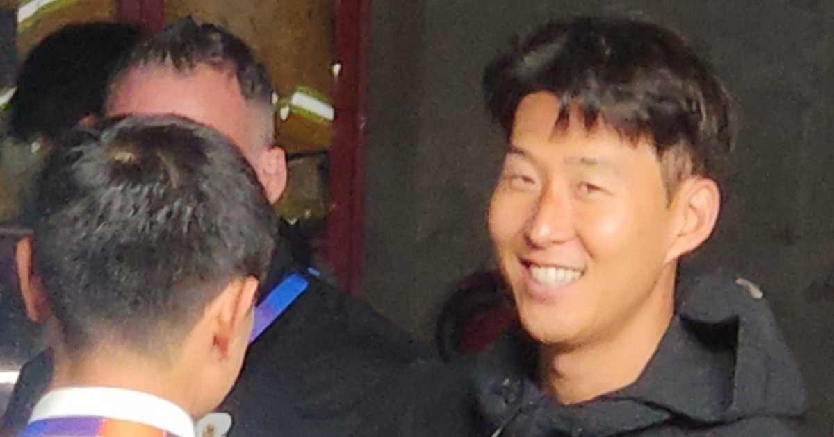 '이례적' 손흥민, 인터뷰 없이 빠르게 믹스드존 통과... "감사합니다" 인사만 남겼다 [과달라하라 현장]
