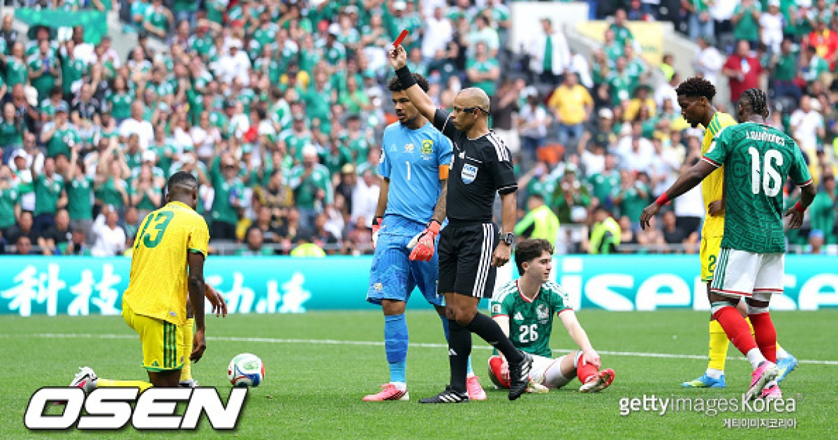 2-0으로 이겼는데 수비수가 사라졌다...멕시코, 한국전 앞두고 몬테스 퇴장 악재 고민