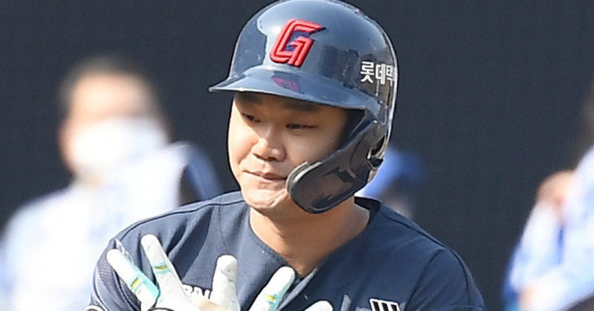 안 그래도 힘든데 또 부상인가...롯데 손호영, 손목 사구로 긴급 병원 이송 [잠실 현장]