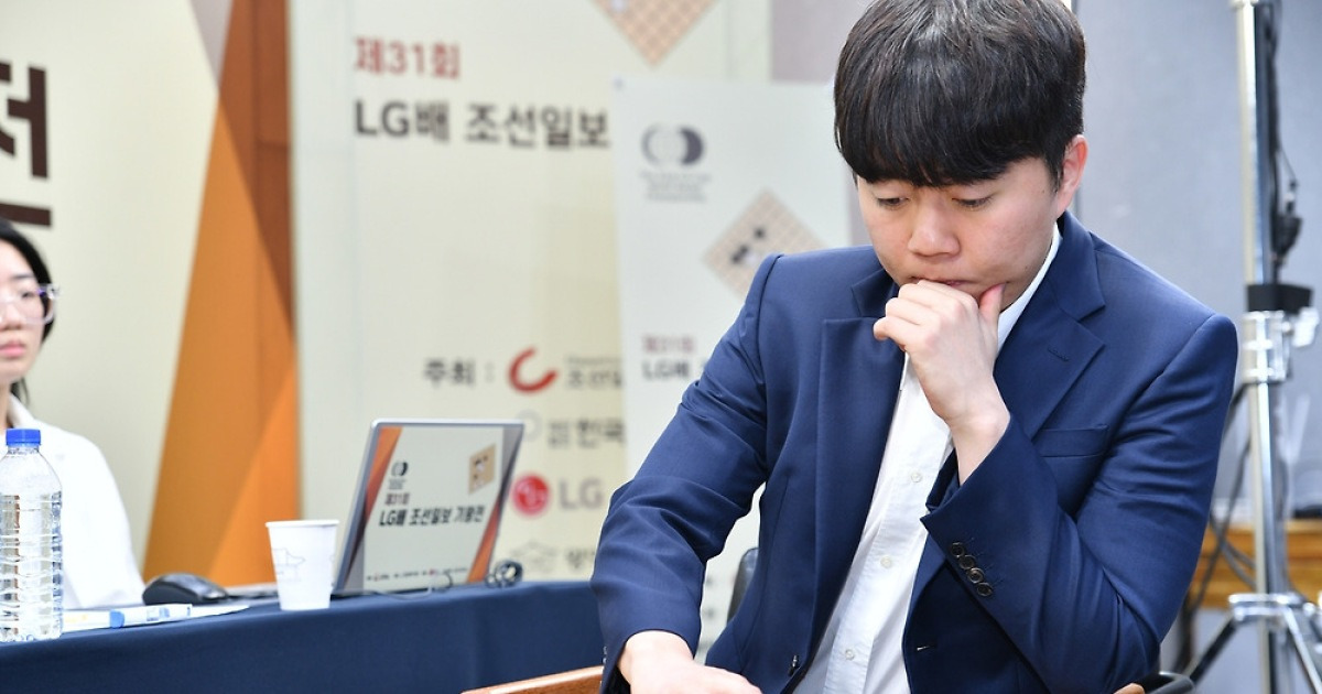 신민준, LG배 결승 1국 기선 제압…사상 첫 2연패 보인다