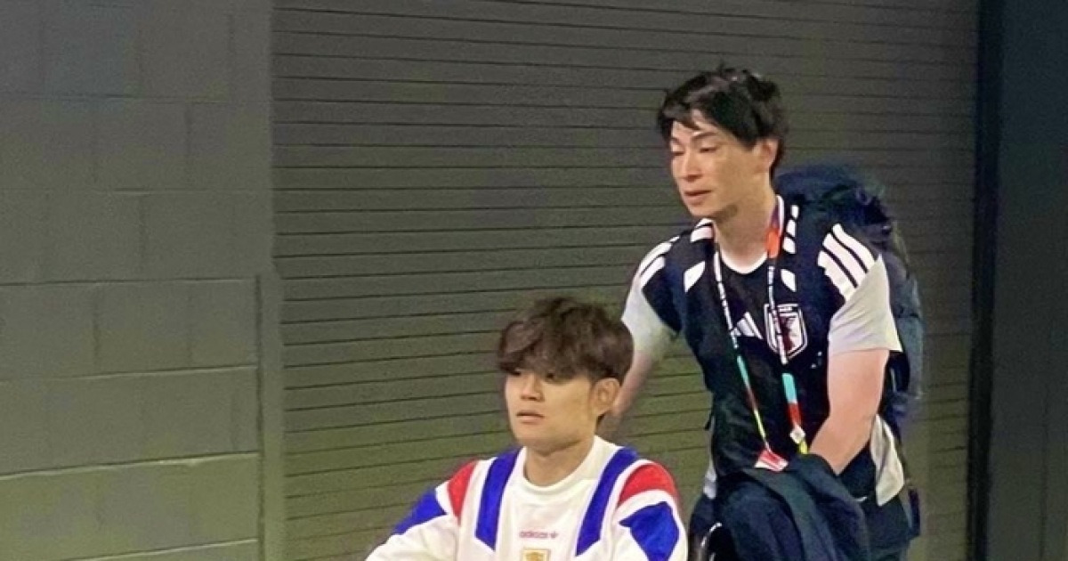 스스로 ‘교체’ 의사 보내고 절뚝인 日 에이스 쿠보, 휠체어 타고 경기장 ‘퇴장’…튀니지전 출전 ‘불투명’[F조는 지금]