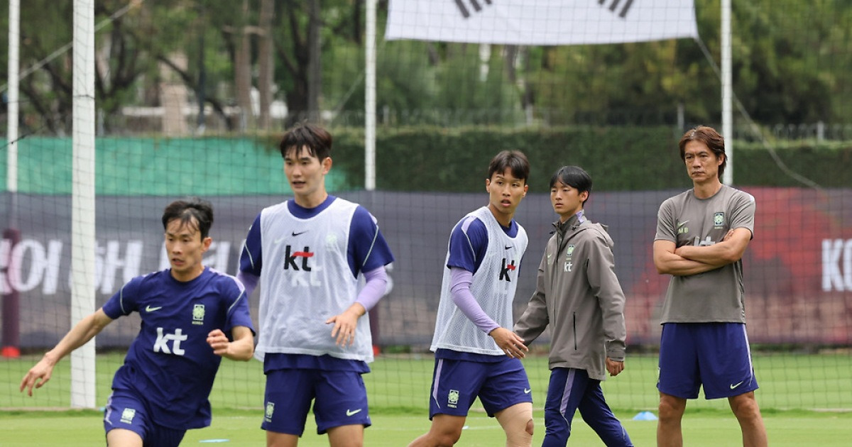 꽃길 원하는 한국축구…‘두 개의 적’과 싸운다