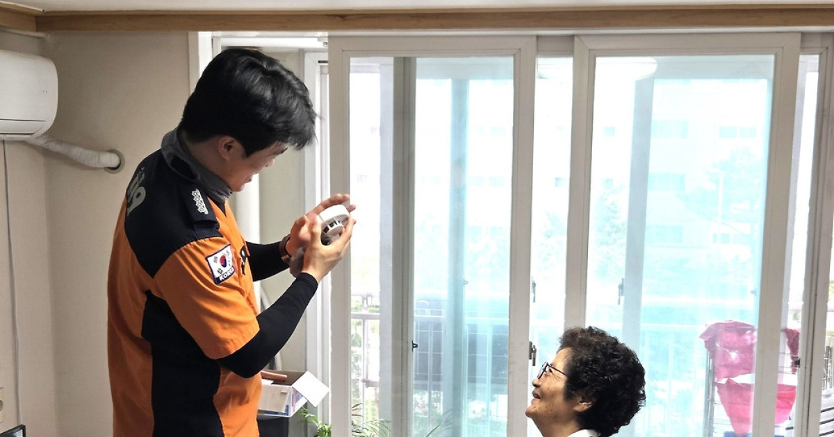 Announcing with light... Jeonbuk Fire Department distributes smoke detectors for the hearing impaired