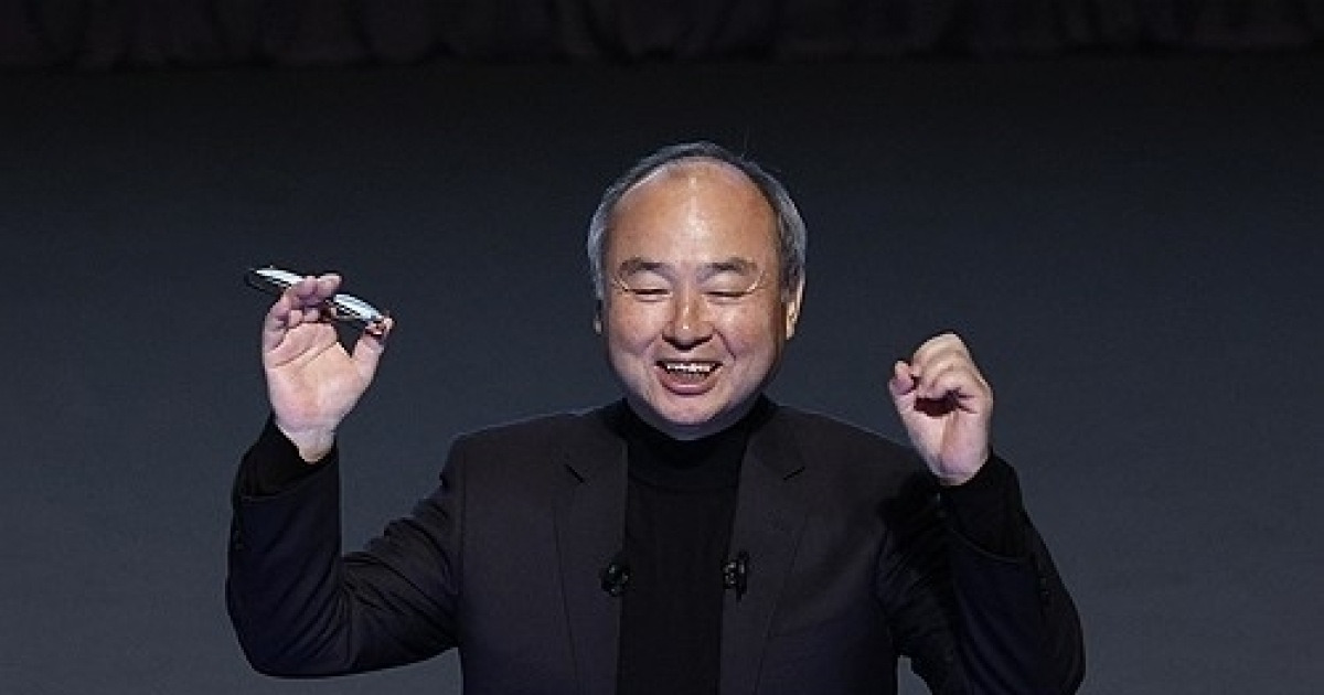 손정의 "AI 혁명은 이제 막 시작…버블 언급은 모독"