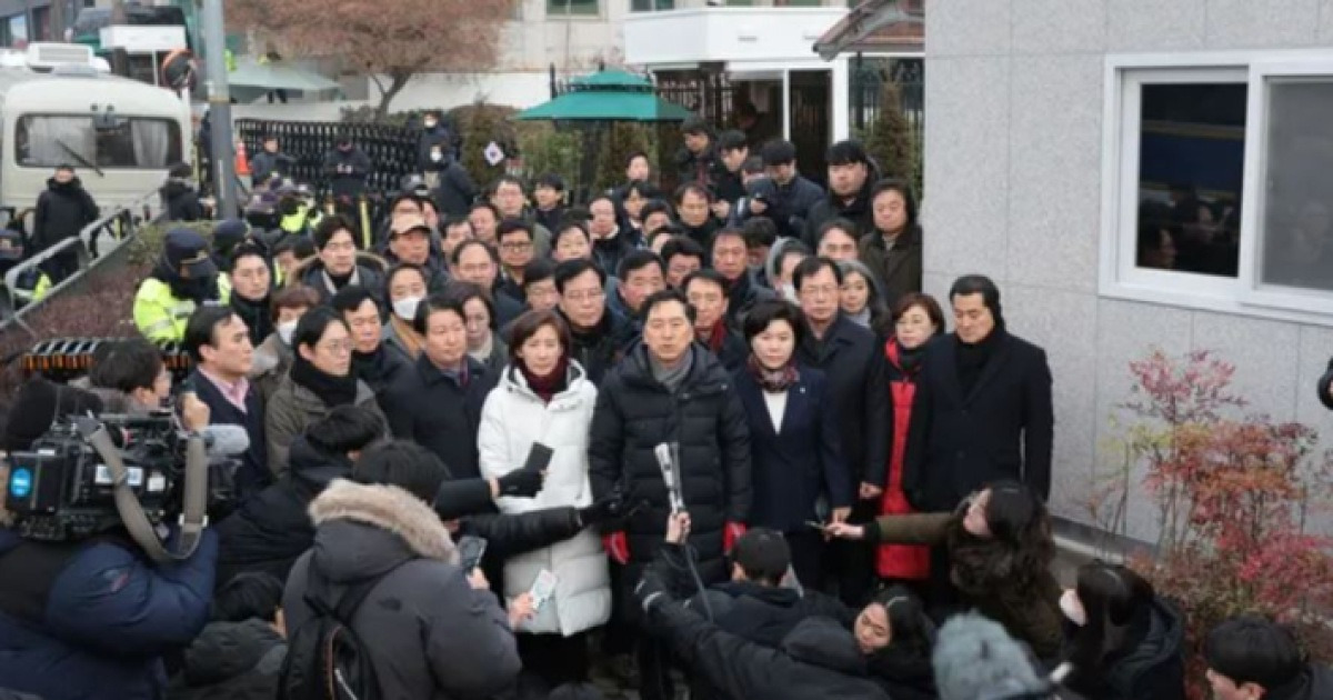 서울 용산구 한남동 대통령 관저 앞에 모인 국민의힘 의원들