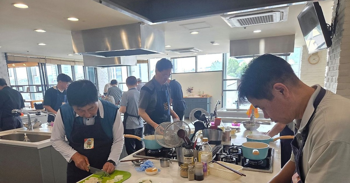 요리교실 열고, AI로 약 챙기고…확 바뀐 ‘100세 시대’ 노인 복지