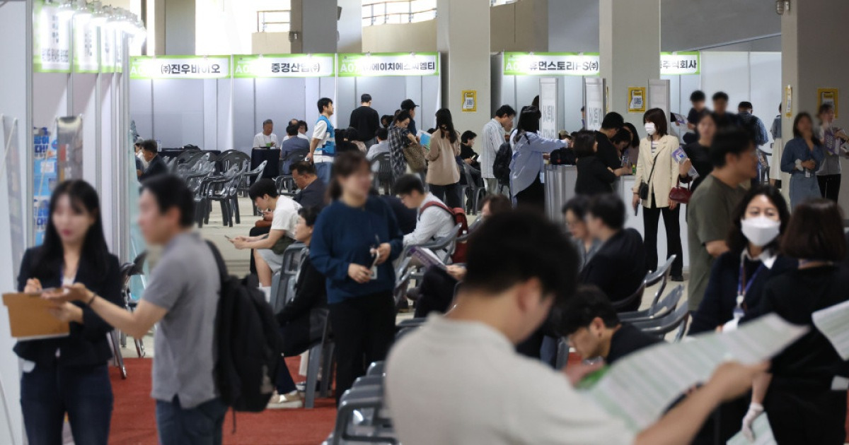 AI가 닫은 신입 채용문…경력직엔 열었다 [AI역설 고용한파]