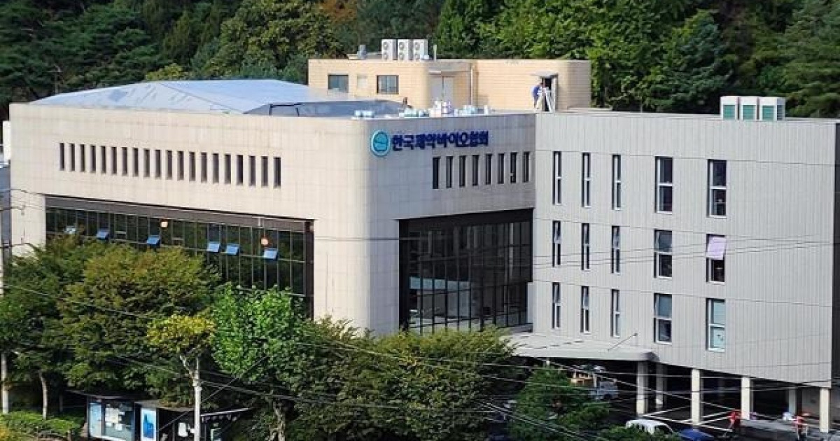 AI 도입 속도 내는 K-제약…전문인력 부족 '발목'