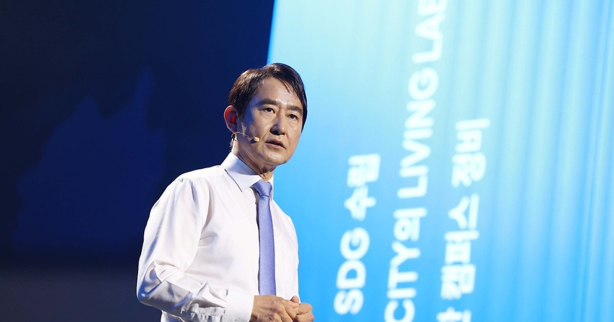 ‘권위보다 소통’ 취임식서 재킷 벗고 단상 오른 배충식 카이스트 총장… “AI 혁신 선도하겠다”