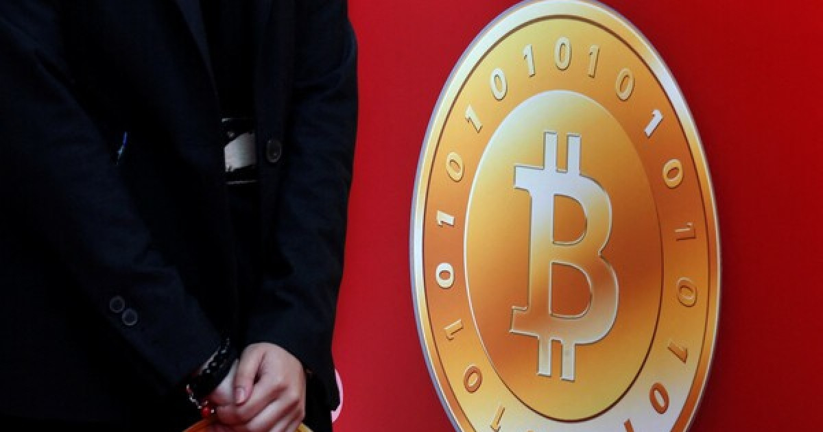 Investors Shift Capital from Bitcoin to AI Stocks Amid Crypto Slump