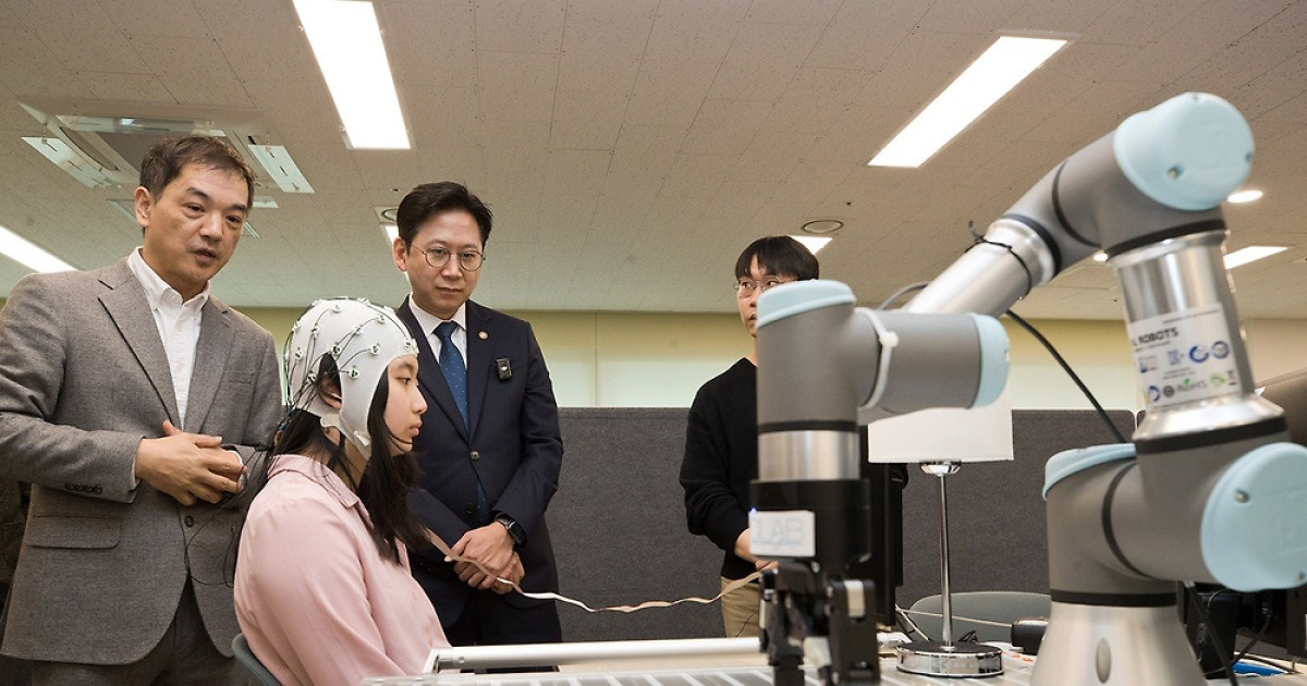 "24시간 로봇이 실험" 연구기간 '수년→수개월' 단축된다