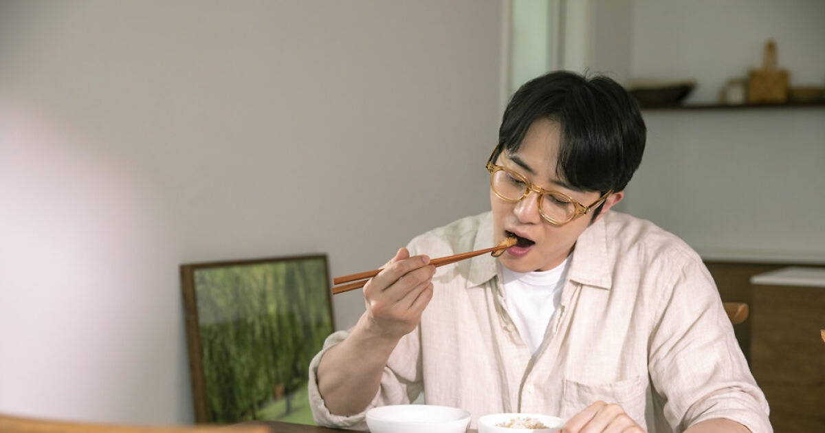 Why Eating Too Fast Spikes Blood Sugar And Leads To Overeating