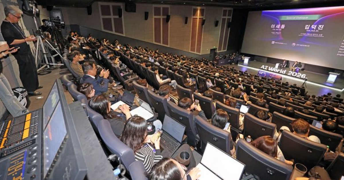 "AI가 경제 바꾸는 시대… K제조업 경쟁력과 결합하라" [AI월드 2026]
