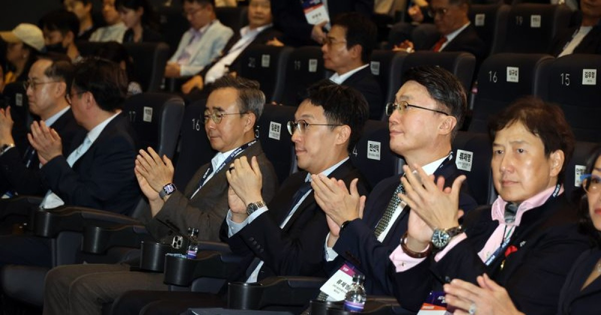 "삶 속 AI 대전환 앞장서야...AI 잘 쓰고, 잘 만드는 나라 기대" [AI WORLD 2026]