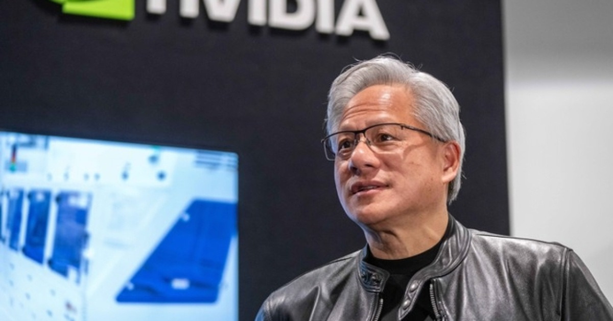 젠슨 황, 트럼프에 “AI 속도조절 안 된다”…앤트로픽·오픈AI에 정면 반박[이규화의 글로벌AI]