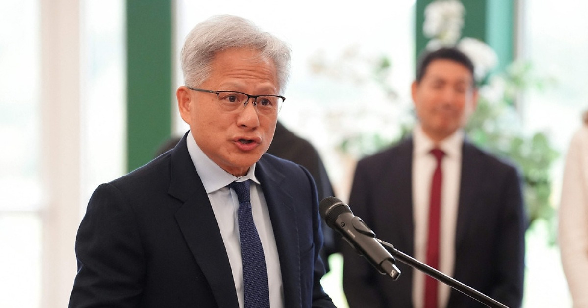 “AI가 인류 죽인다?”…‘2030년 종말론’에 젠슨 황 한 말