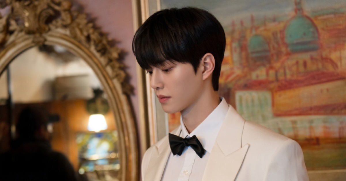 Song Kang Tops September Rising Actor Rankings, Boosted by Four Hands