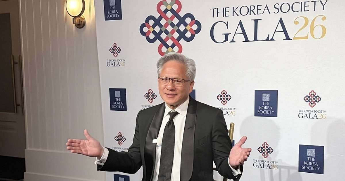 젠슨 황 "AI는 폭주 안해…인간적 속성 부여가 공포 키운 것"