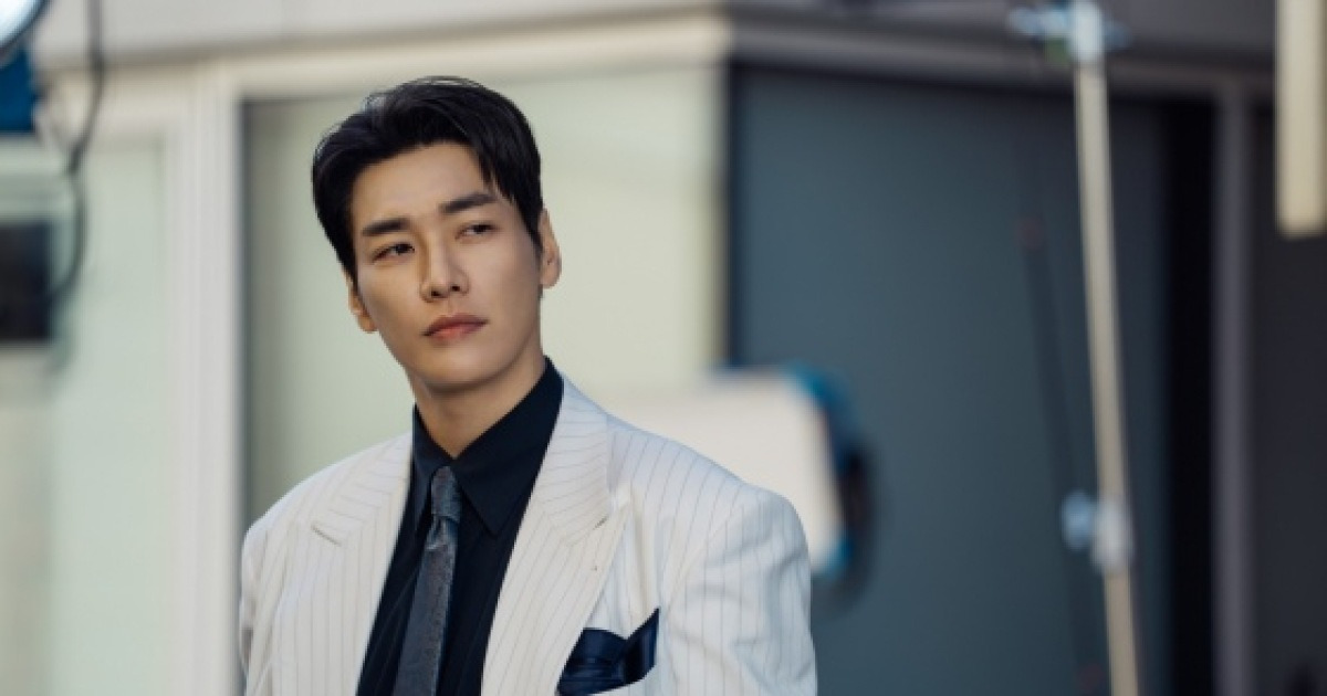 Kim Young-kwang Bets Rom-Com Crown on Recharge Me After Five Hit Romances