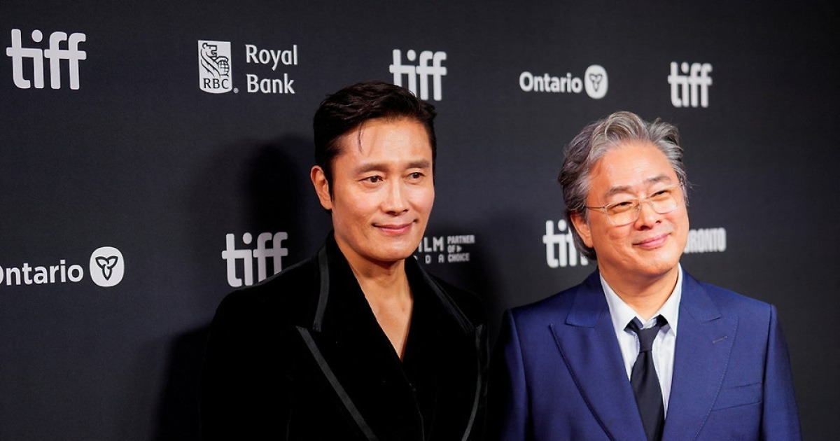 이병헌, 토론토영화제서 韓배우 첫 특별공로상…박찬욱이 시상