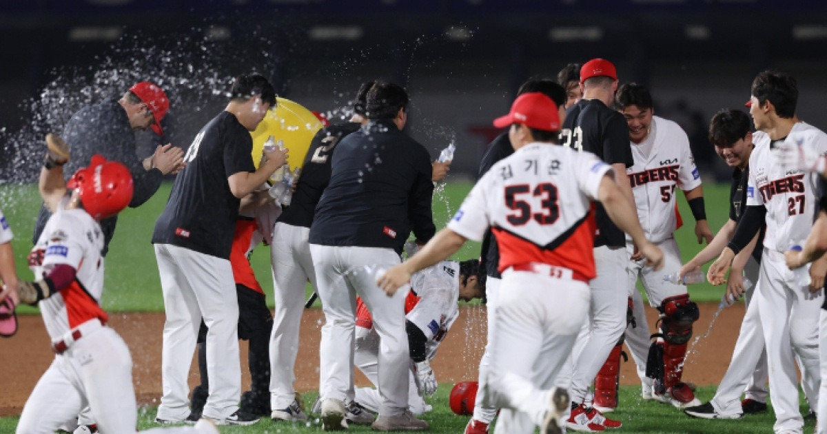 '9회말 대역전 드라마' KIA, 패배 직전 동점에 짜릿한 끝내기로 가을 야구 실낱 희망 이었다