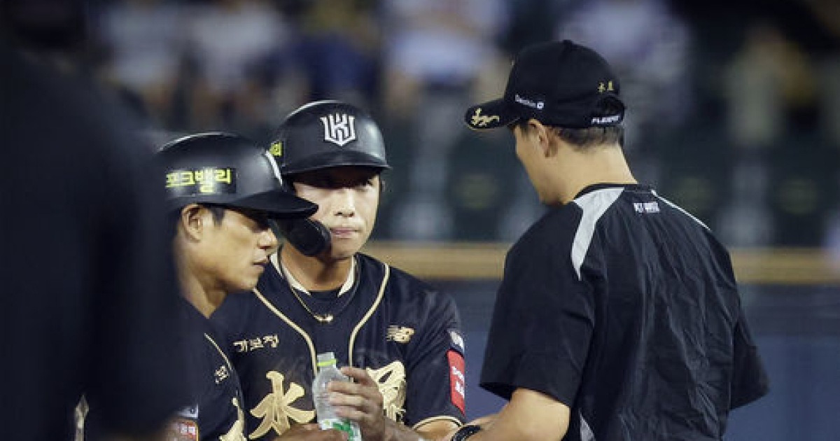 “경기 도중 물 마시는 선수 처음 봤다” 호흡 곤란이었나, 심판진도 걱정…왜 2루에서 돌연 갈증 호소했을까
