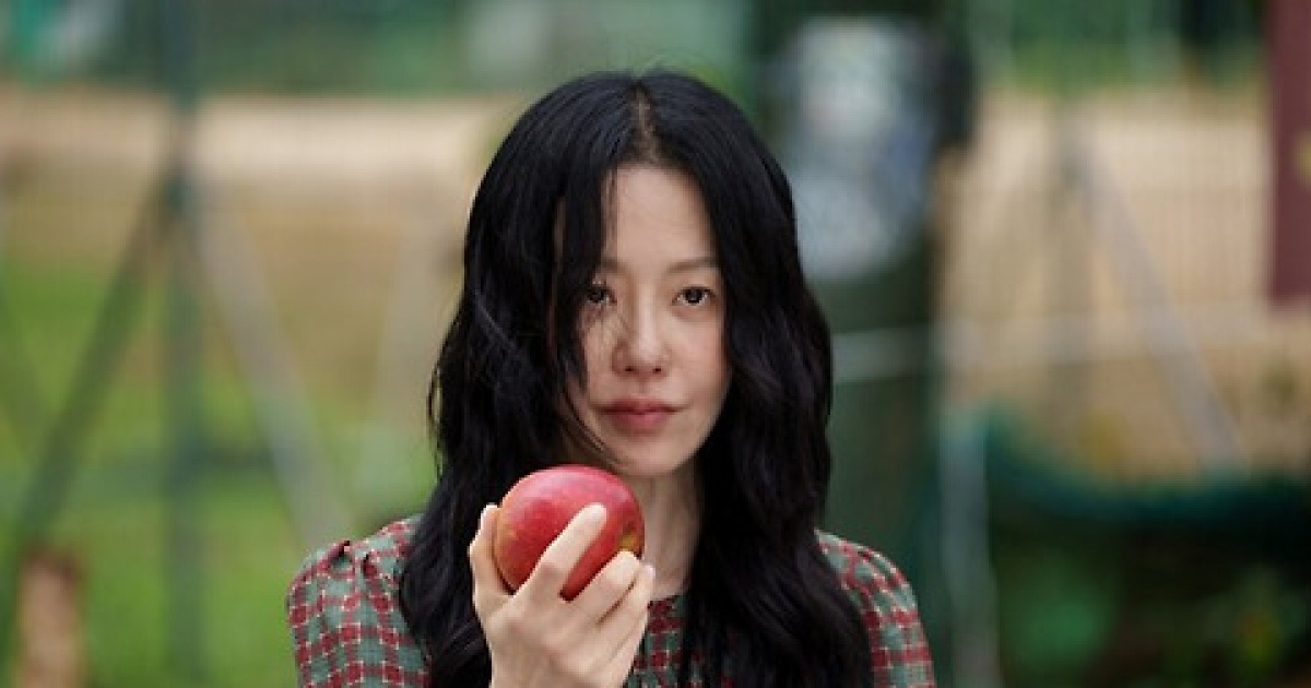 고현정, 화제의 '빨간 사과 장면' 공개…연쇄살인마는 왜 추앙받나(사마귀)
