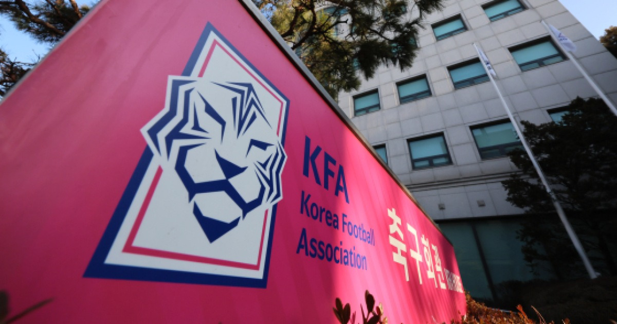FIFA, 축구협회·광주에 징계 통보… 선수등록금지 규정 위반