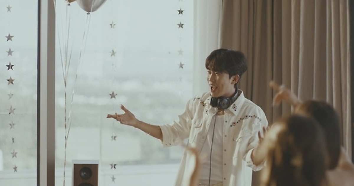 임영웅 ‘얼씨구’ 흥 오르는 MV 공개, 180도 반전매력 자랑