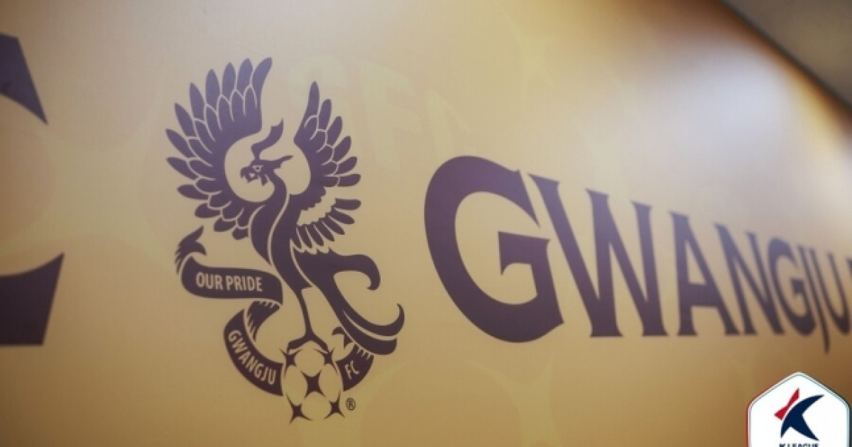 축구협회, 리그 안정성 주장하며 솜방망이 처벌했는데…FIFA는 달랐다 "광주 선수 등록 불허, KFA도 벌금"