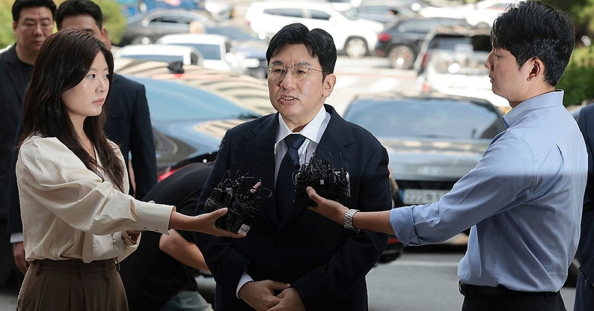 '1천900억 부당이득 혐의' 방시혁 경찰 출석…"심려 끼쳐 송구"