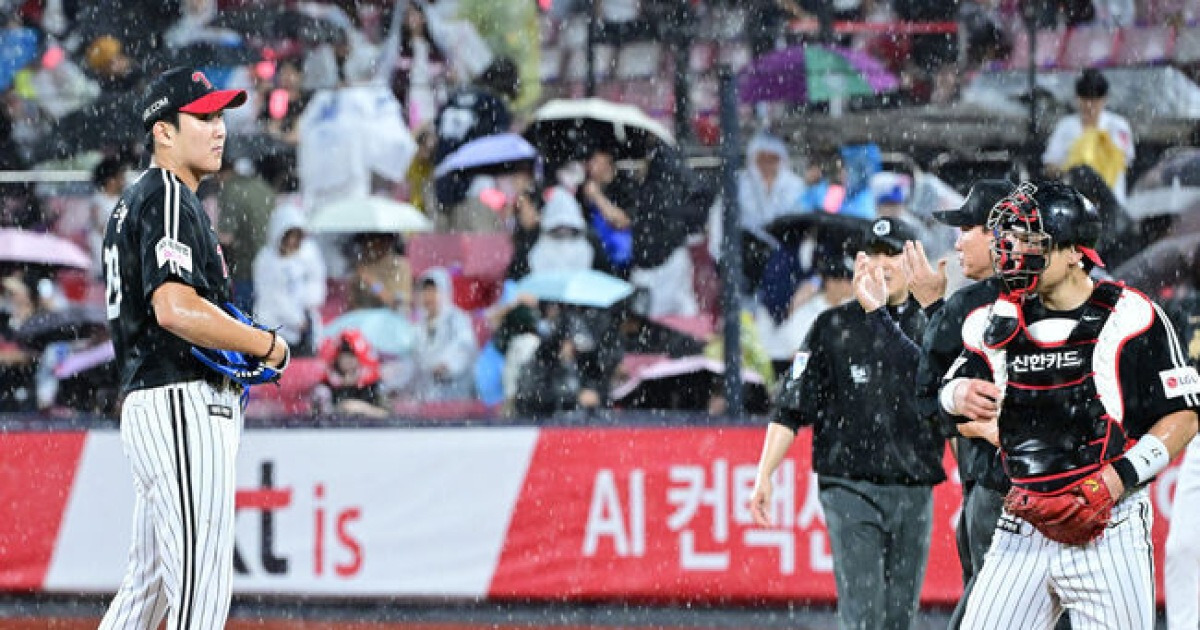 '기습 폭우' LG-KT전 3회 우천 중단되다...LG가 2-1 리드 상황