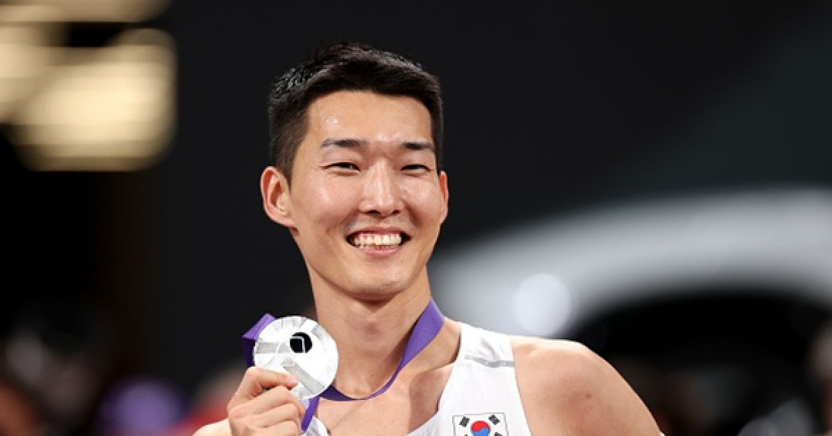 '2m34' 우상혁, 도쿄 세계선수권 높이뛰기 은메달 획득…금메달은 해미시 커