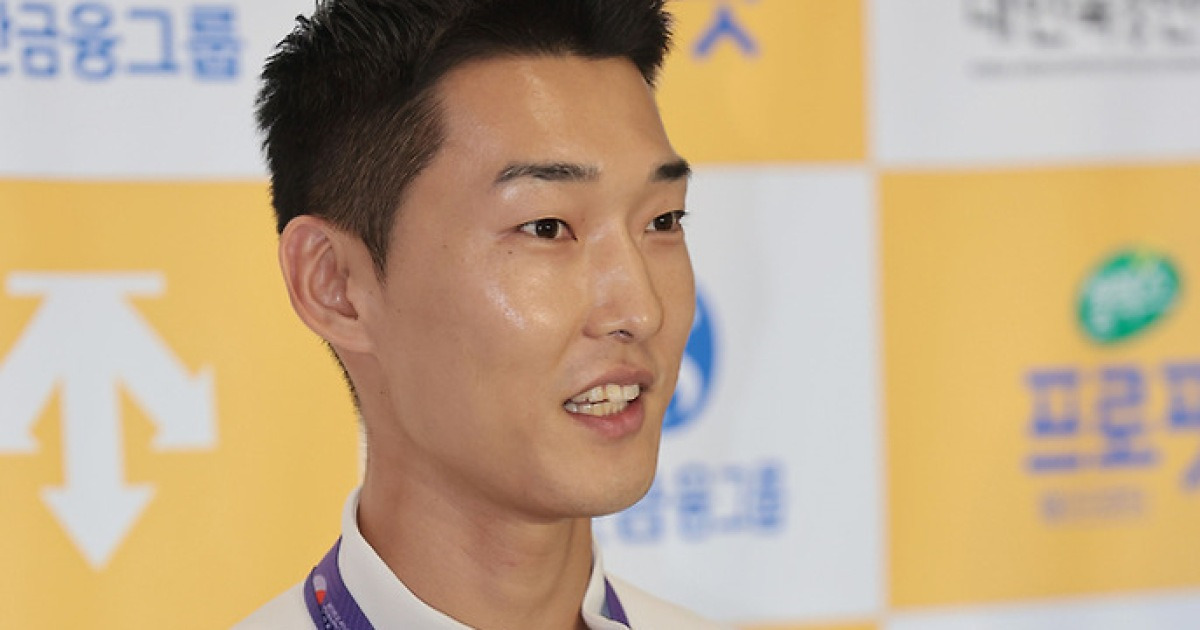 은메달 안고 귀국한 우상혁 “우승 놓쳐 아쉽지만 기적같은 경기”