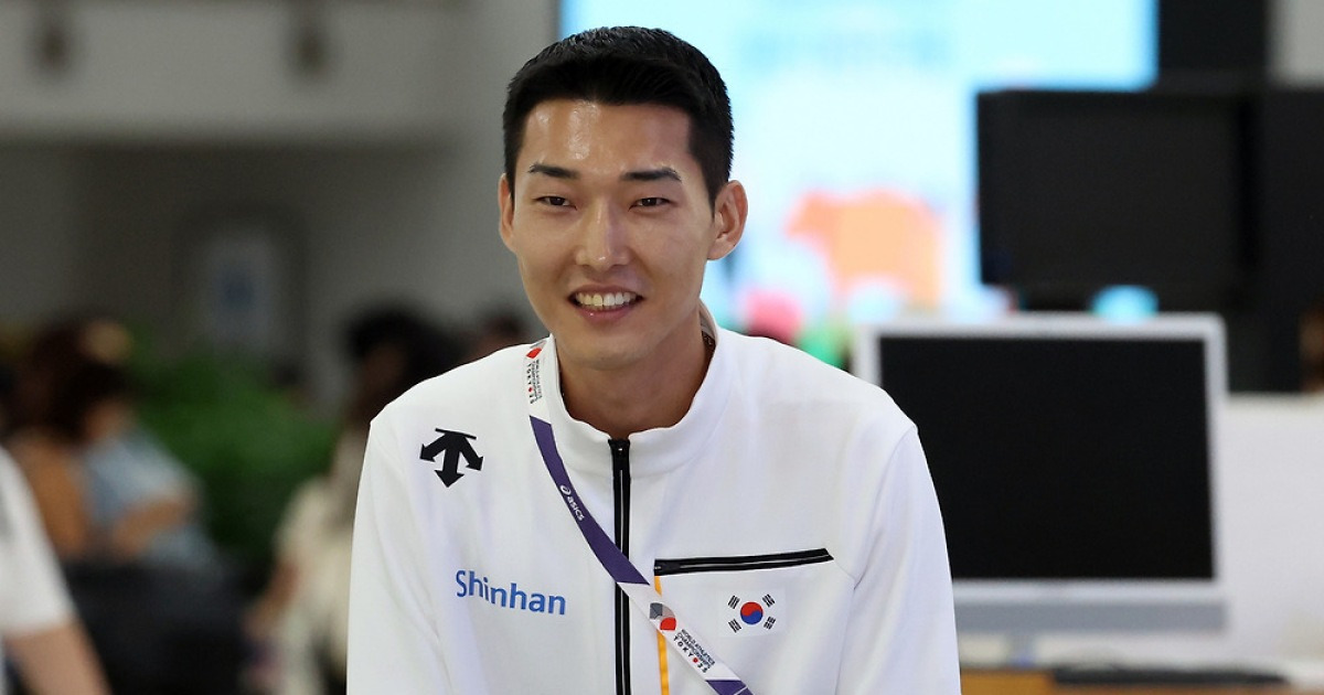 '세계선수권 은메달' 우상혁 금의환향…"마지막 퍼즐은 LA 올림픽"
