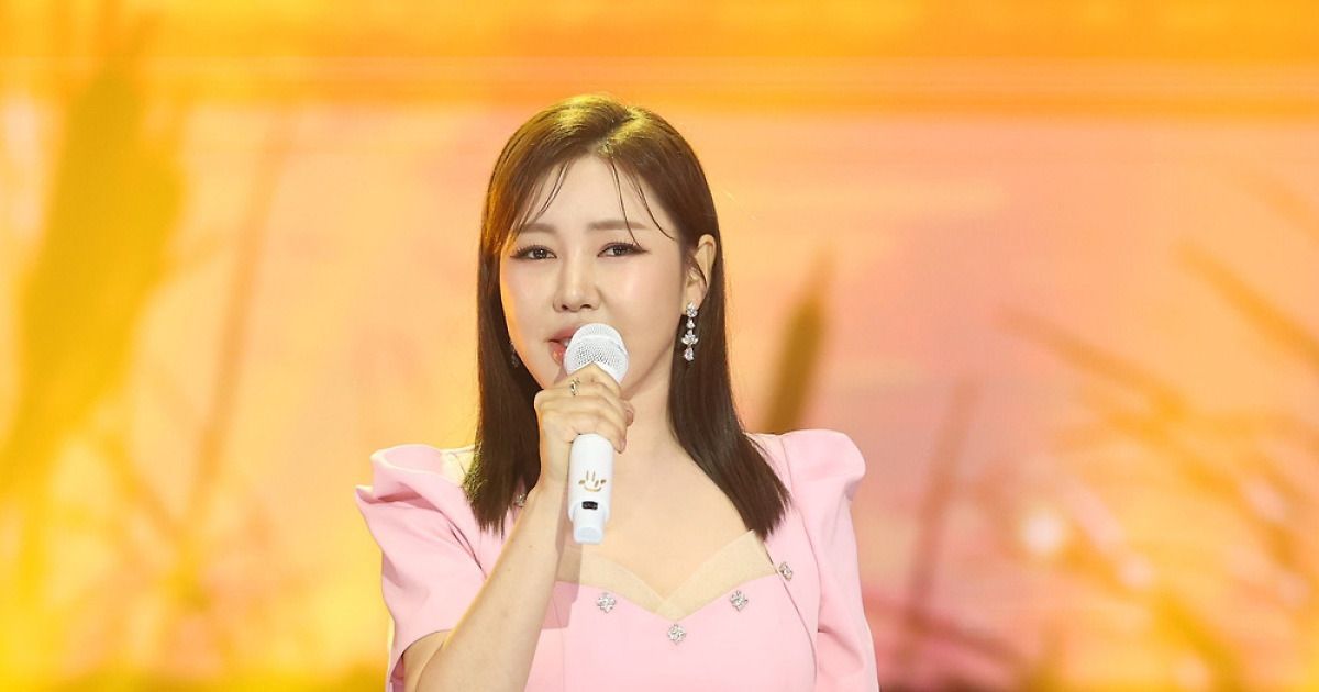 옥주현·성시경 이어 송가인·강동원도… 기획사 미등록 사태 확산
