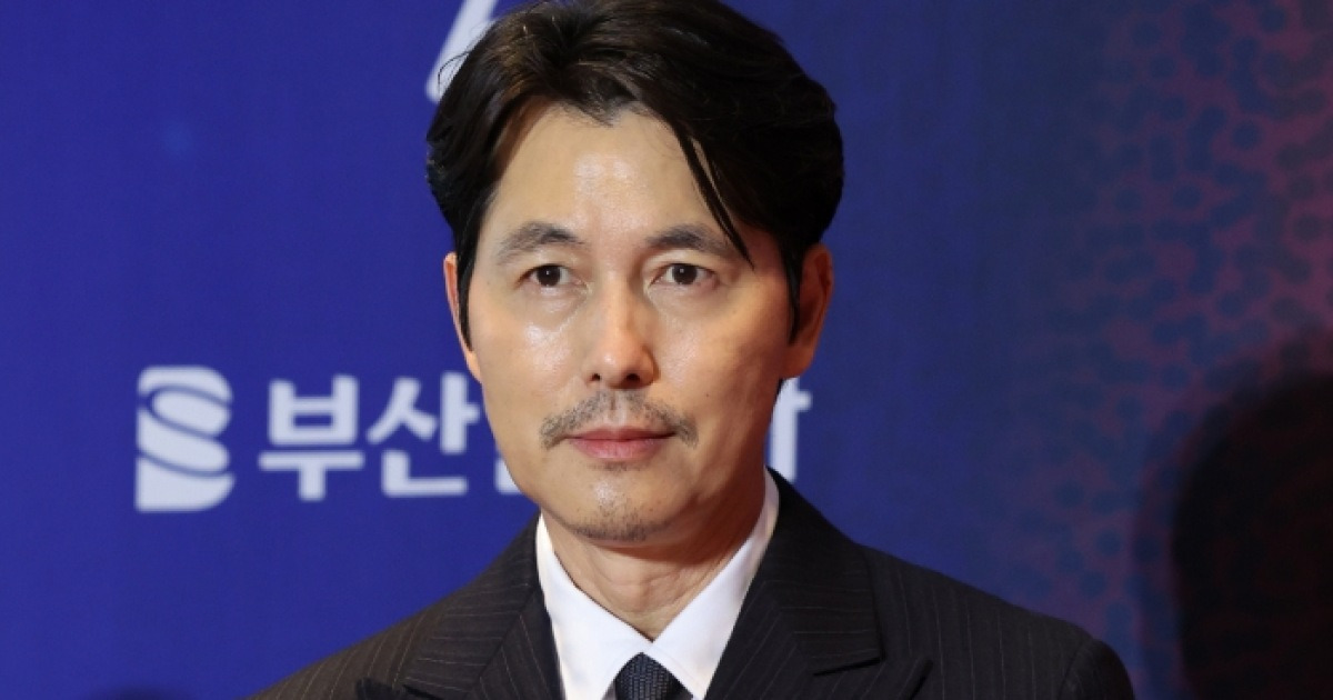 정우성, 수염 기르고 수척한 모습…'혼외자 논란' 1년만 공식석상