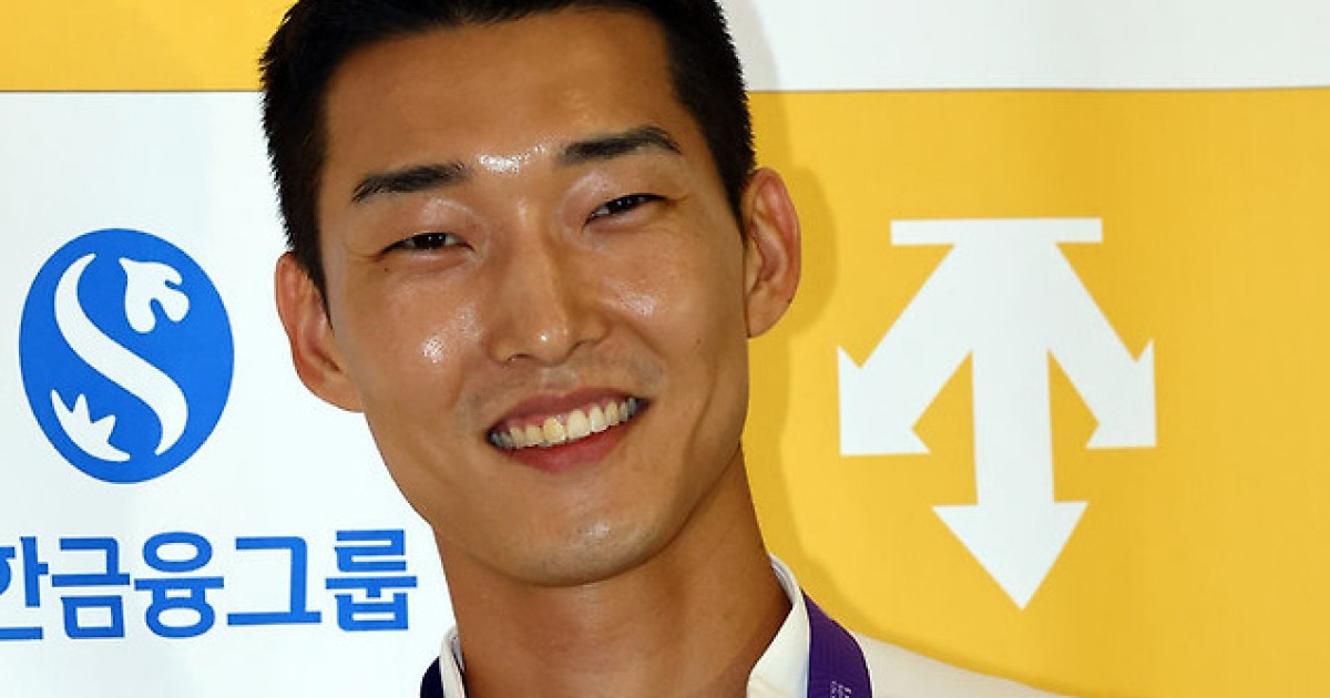 '은메달 걸고 금의환향' 우상혁 "우승 놓쳤지만, 즐겁게 뛰었다"(종합)
