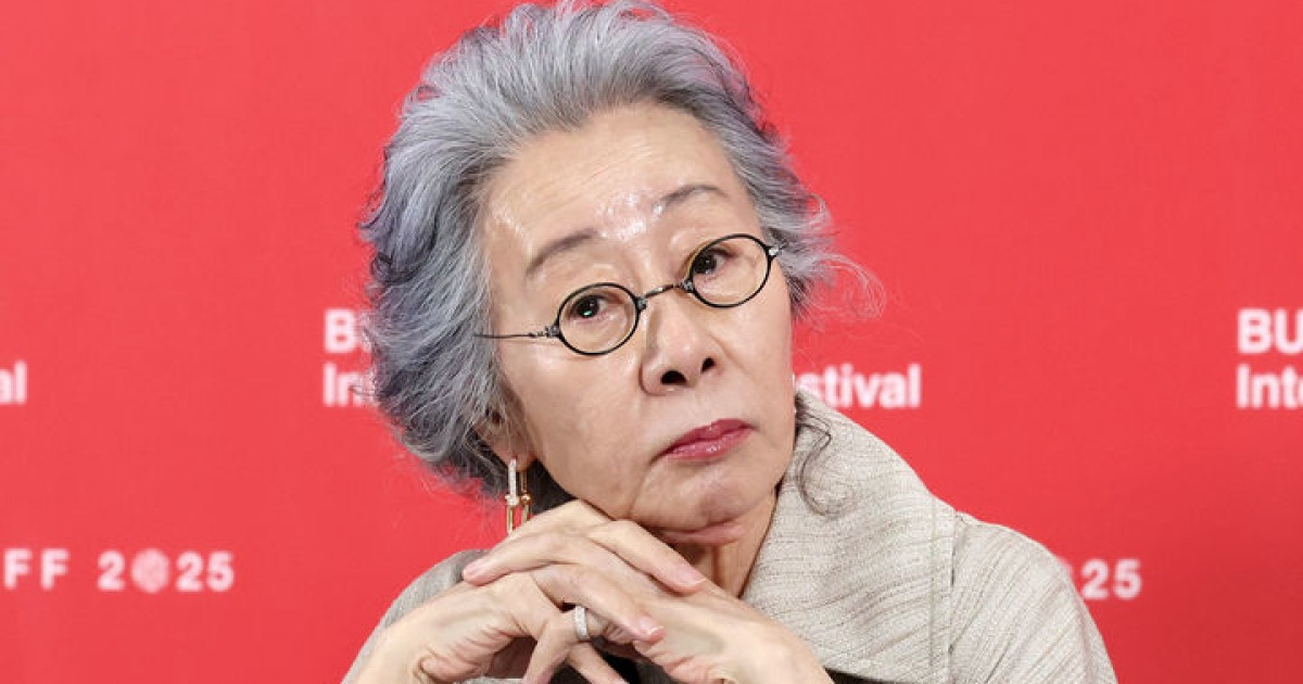 윤여정 "한국 사회 LGBTQ 더 포용해야…인간 모두 평등"