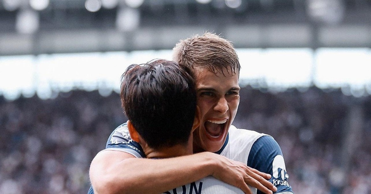 토트넘 파격 결단 내린다, ‘급여 2배 인상’ 약속…“손흥민은 GOAT” 무한찬양했던 판 더 펜 재계약 추진