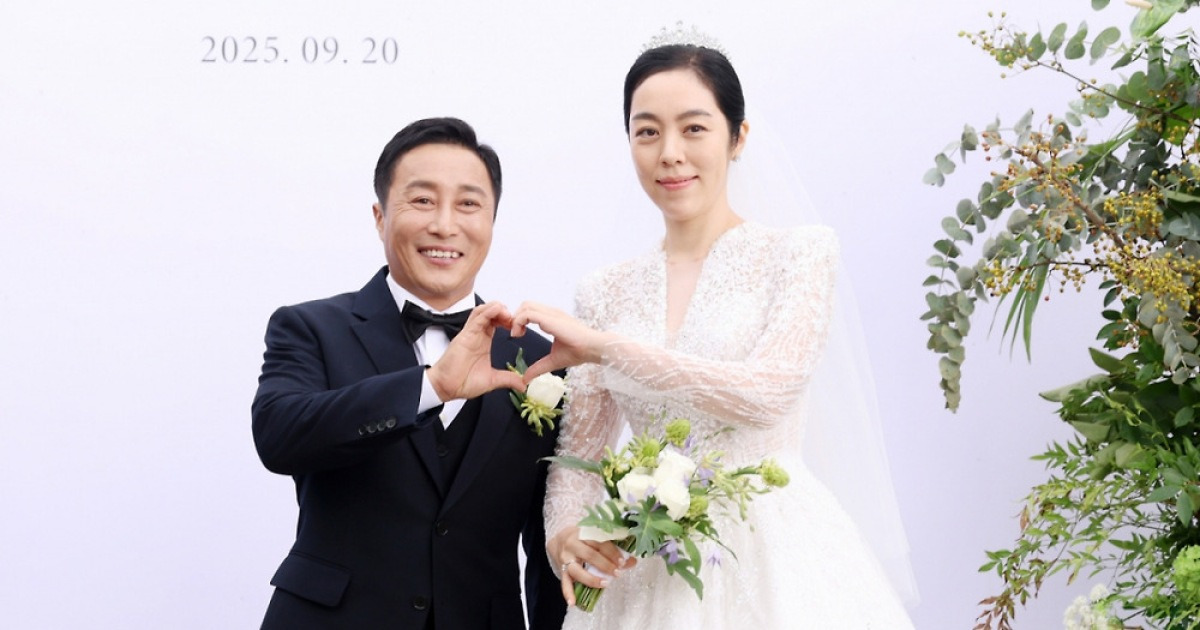 '재혼' 김병만, 드레스 입은 아내·자녀 옆 활짝…사회 이수근·축가 KCM