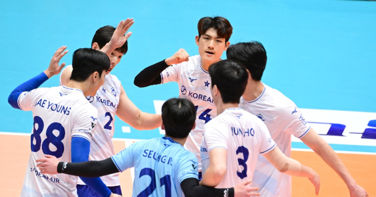 '3년 만에 정상 탈환' 대한항공, OK저축 3-0 완파하고 컵대회 우승