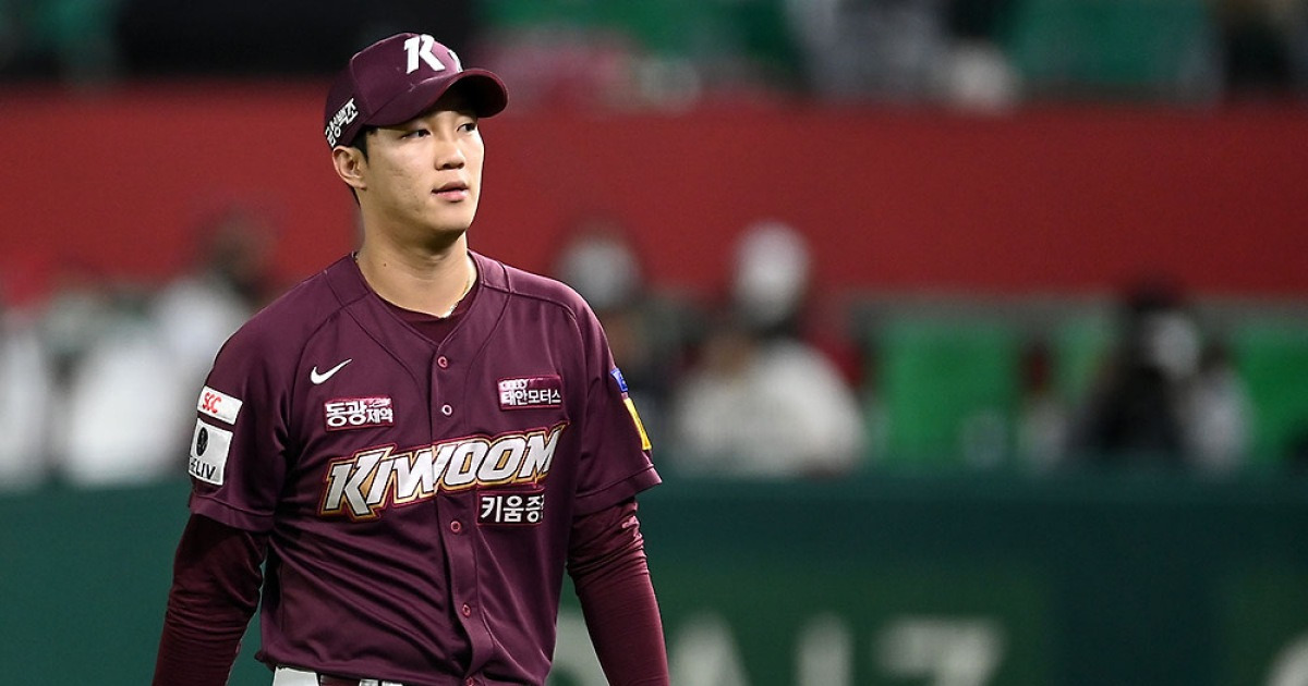 안우진, 류현진을 웃게 했다…군 적금 1719만원 기부 "많은 가르침과 격려 받았다"