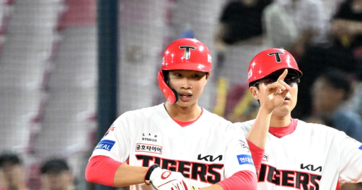 볼넷-볼넷-밀어내기 볼넷→슈퍼 캐치와 아찔한 포구 실패, 역전 이끈 19살 신인 리드오프...이범호 감독 "실수에 주눅들지마"